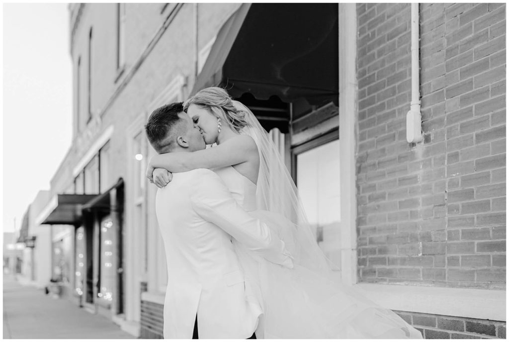 BW bride and groom kissing in Hugos on the square wedding
